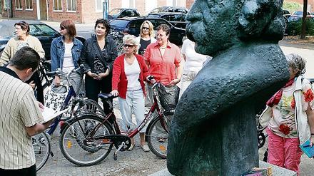 Theodor Fontane veröffentlichte kein längeres Werk über die preußische Residenzstadt Potsdam  dennoch wird der märkische Dichter in Potsdam mit einem Denkmal geehrt (o.). Auf der LiteraTour der PNN gab es mehrere Überraschungen: So berichtete Klaus Büstrin über das Wirken der Schriftsteller Reinhold Schneider und Jochen Klepper vor Ort in der Birkenstraße 1 (M.). Hendrik Röder begrüßte die Tour-Teilnehmer im Haus des Brandenburgischen Literaturbüros (u.l.). Eine Station war auch der Neue Markt (u.r.)