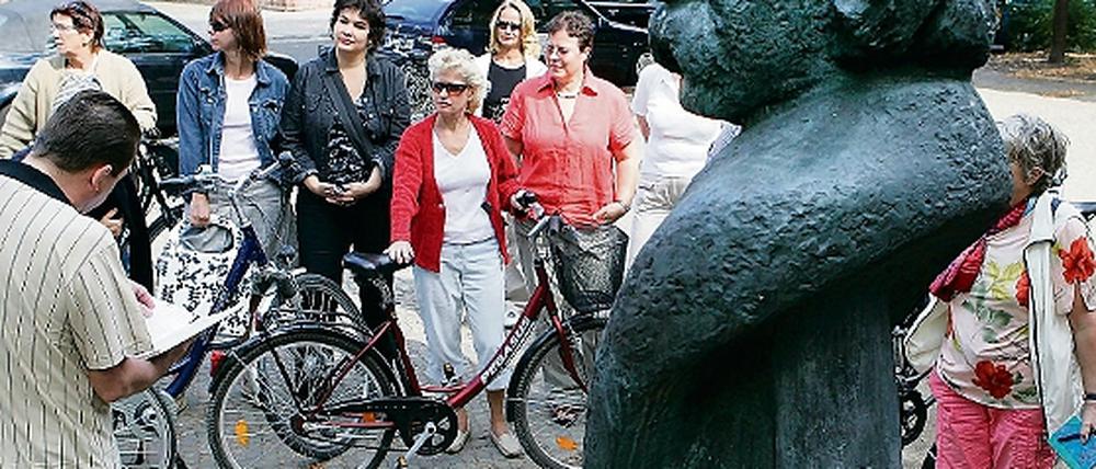 Theodor Fontane veröffentlichte kein längeres Werk über die preußische Residenzstadt Potsdam  dennoch wird der märkische Dichter in Potsdam mit einem Denkmal geehrt (o.). Auf der LiteraTour der PNN gab es mehrere Überraschungen: So berichtete Klaus Büstrin über das Wirken der Schriftsteller Reinhold Schneider und Jochen Klepper vor Ort in der Birkenstraße 1 (M.). Hendrik Röder begrüßte die Tour-Teilnehmer im Haus des Brandenburgischen Literaturbüros (u.l.). Eine Station war auch der Neue Markt (u.r.)