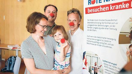Rote Nasen. Lara konnte dank der Clowns ohne Angst in den OP.