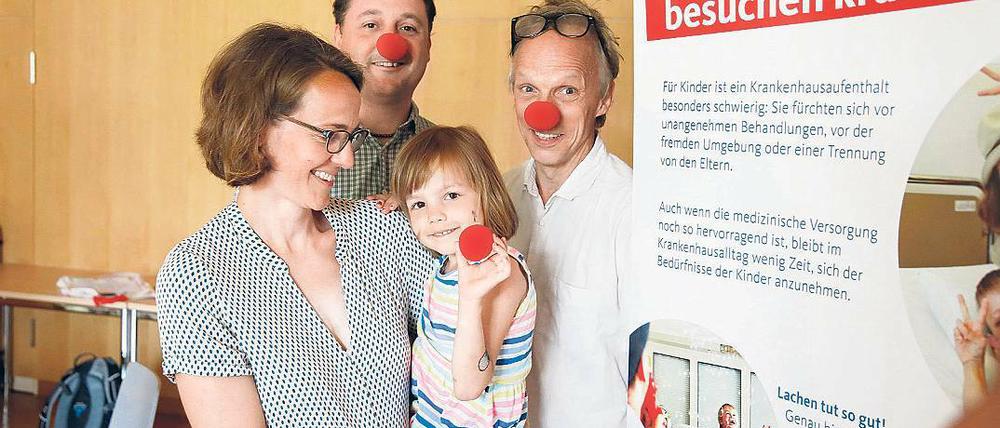 Rote Nasen. Lara konnte dank der Clowns ohne Angst in den OP.
