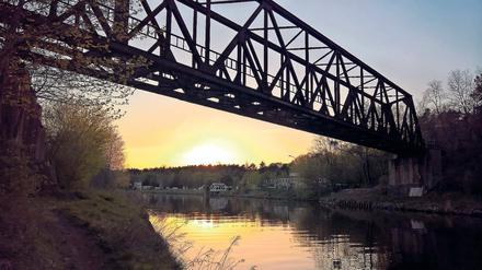 Relikt. Die stählerne Konstruktion ist alles, was von der ehemaligen Friedhofsbahnbrücke über den Teltowkanal noch übrig ist. Nun wird auch sie wohl verschwinden. Mit einem Schwimmkran soll sie weggehoben werden.