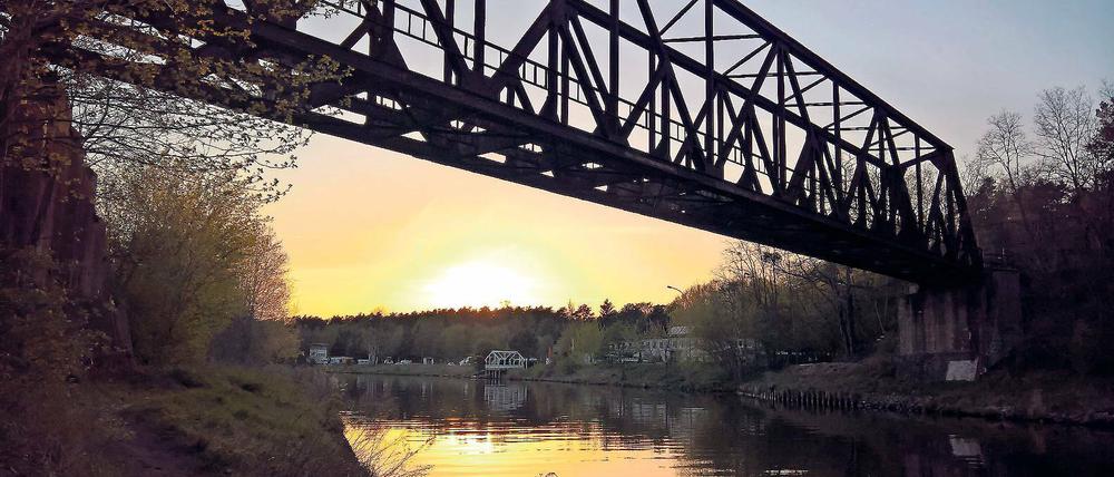 Relikt. Die stählerne Konstruktion ist alles, was von der ehemaligen Friedhofsbahnbrücke über den Teltowkanal noch übrig ist. Nun wird auch sie wohl verschwinden. Mit einem Schwimmkran soll sie weggehoben werden.