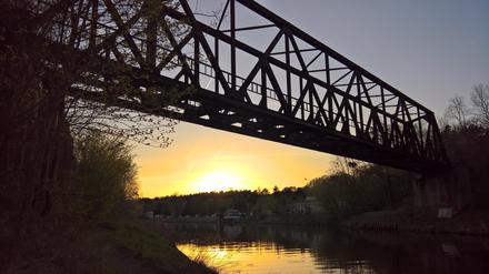 Die Bahnbrücke am Teltowkanal soll ab Herbst abgerissen werden.