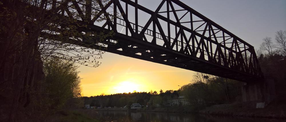 Die Bahnbrücke am Teltowkanal soll ab Herbst abgerissen werden.