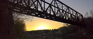 Die Bahnbrücke am Teltowkanal soll ab Herbst abgerissen werden.