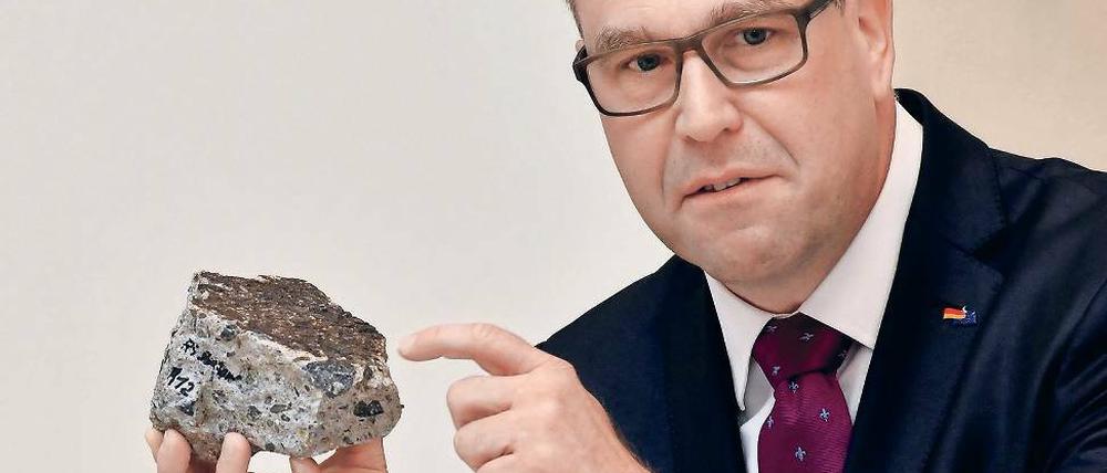 Mitbringsel. Rainer Genilke (CDU) zeigt im Landtag ein Betonstück.