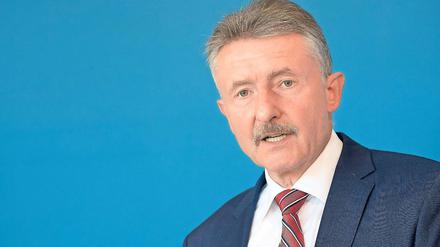 Deutliche Worte. Brandenburgs Innenminister Karl-Heinz Schröter (SPD) verurteilte am Donnerstag im Landtag den rassistischen Mummenschanz mit Ku-Klux-Klan-Kapuzen in Cottbus und kritisierte das mutmaßliche Fehlverhalten zusehender Polizisten vor Ort scharf.