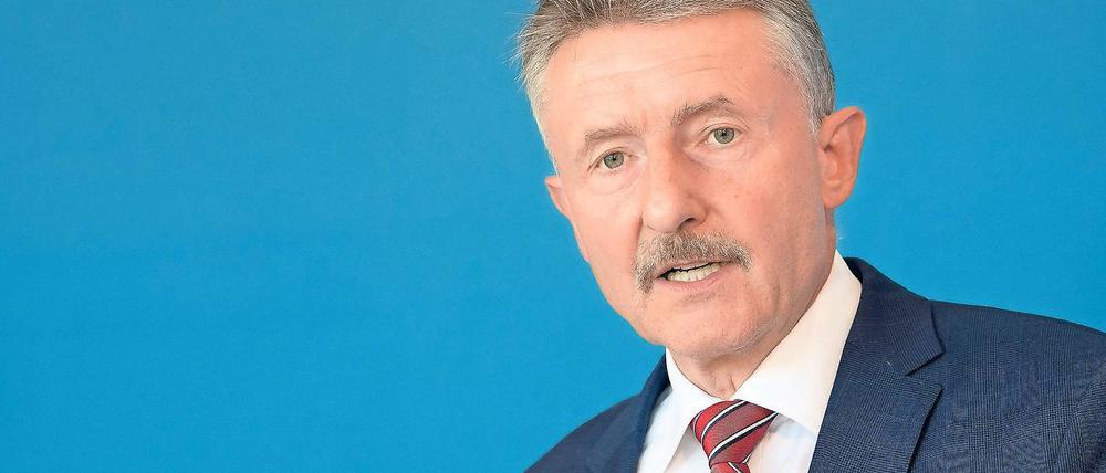 Deutliche Worte. Brandenburgs Innenminister Karl-Heinz Schröter (SPD) verurteilte am Donnerstag im Landtag den rassistischen Mummenschanz mit Ku-Klux-Klan-Kapuzen in Cottbus und kritisierte das mutmaßliche Fehlverhalten zusehender Polizisten vor Ort scharf.