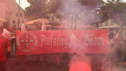 Nazi-Spuk in der Lausitz: Fans des FC Energie Cottbus haben den Aufstieg des Vereins auf dem Altmarkt mit Masken des rassistischen Ku-KLux-KLans gefeiert.