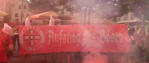 Nazi-Spuk in der Lausitz: Fans des FC Energie Cottbus haben den Aufstieg des Vereins auf dem Altmarkt mit Masken des rassistischen Ku-KLux-KLans gefeiert.