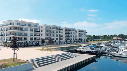 Wasserparkplatz. Vor dem Wohnkarree „Riva Maritim“ sind die Anlegeplätze gut belegt. Die 80 im vergangenen Jahr fertig gewordenen Wohn- und Gewerbeeinheiten sind ebenso schon komplett vergeben, 40 Wohnungen im hinteren Teil sollen noch bis Jahresende fertig werden.