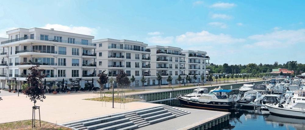 Wasserparkplatz. Vor dem Wohnkarree „Riva Maritim“ sind die Anlegeplätze gut belegt. Die 80 im vergangenen Jahr fertig gewordenen Wohn- und Gewerbeeinheiten sind ebenso schon komplett vergeben, 40 Wohnungen im hinteren Teil sollen noch bis Jahresende fertig werden.