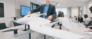 Technische Lebensretter. Mathias Zöllner, Ingenieur für Fernerkundung am Deutsches Geoforschungszentrum (GFZ), präsentiert einen sogenannten Wingcopter. Solche Drohnen sind unter anderem ein wichtiges Instrument zur Analyse und Vorhersage von Hanglawinen, die jedes Jahr mehrere Tausend Menschen töten.