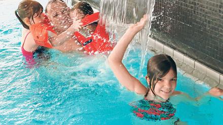 Spaß mit Nass. Zum Kindertag bietet das kommunale Familienbad blu ein besonderes Programm im Bad und auf der Außenfläche. Es gibt unter anderem einen Piratenparcours und Vorführungen von Seifenblasenkünstlern. Wer dabei sein will, muss allerdings den regulären blu-Eintritt bezahlen.