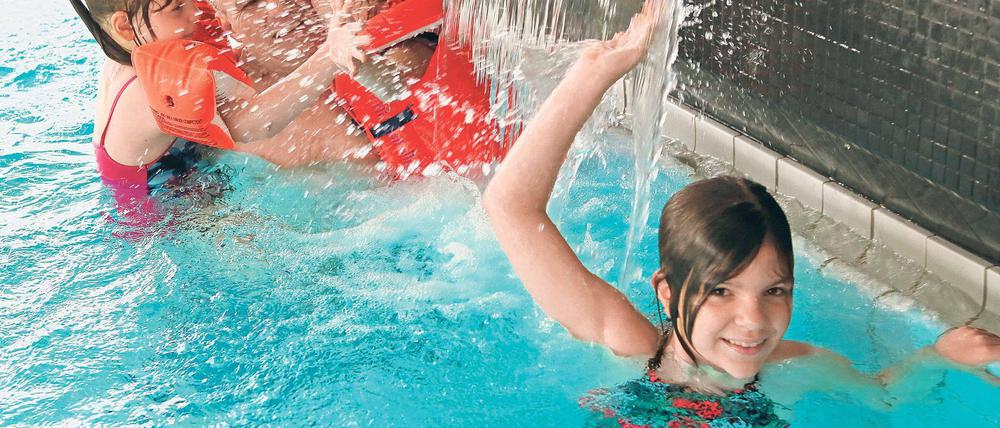 Spaß mit Nass. Zum Kindertag bietet das kommunale Familienbad blu ein besonderes Programm im Bad und auf der Außenfläche. Es gibt unter anderem einen Piratenparcours und Vorführungen von Seifenblasenkünstlern. Wer dabei sein will, muss allerdings den regulären blu-Eintritt bezahlen.