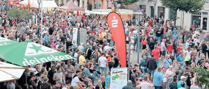 Gut gefüllt. Zum Spargelfest kamen am Wochenende Zehntausende Besucher in die Beelitzer Altstadt und erlebten zahlreiche Konzerte und einen Festumzug.
