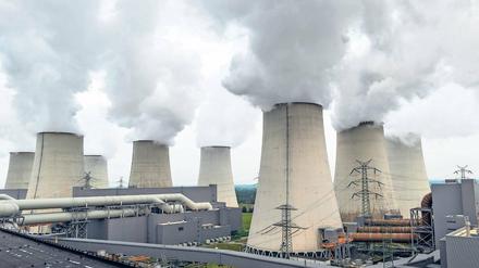 Unter Dampf. Das Brandenburger Braunkohlekraftwerk Jänschwalde wird von der Lausitz Energie Bergbau AG (Leag) betrieben. Im März 2017 gab die Leag bekannt, auf eine geplante Erweiterung des Tagebaus Jänschwalde verzichten zu wollen.