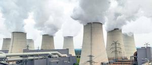 Unter Dampf. Das Brandenburger Braunkohlekraftwerk Jänschwalde wird von der Lausitz Energie Bergbau AG (Leag) betrieben. Im März 2017 gab die Leag bekannt, auf eine geplante Erweiterung des Tagebaus Jänschwalde verzichten zu wollen.