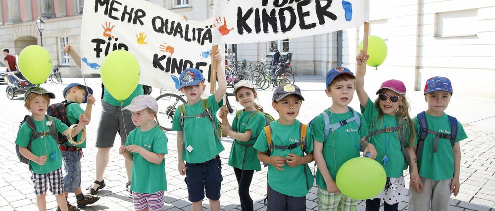 Auf dem Alten Markt in Potsdam haben schon mehrfach Eltern und Kita-Träger für ein besseres Bildungssystem protestiert. (Archivbild)