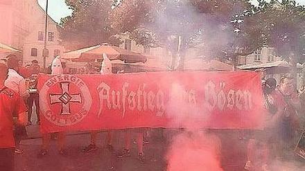 Spitze Mütze. Einige Fans trugen Symbole des Ku-Klux-Klans.