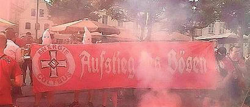 Spitze Mütze. Einige Fans trugen Symbole des Ku-Klux-Klans.