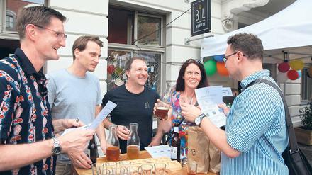 Vielfalt in Einheit. Die meisten Biere in Eike Neubarths Geschäft (l.) sind nach dem Reinheitsgebot gebraut, enthalten also nur Hopfen, Malz, Hefe und Wasser. Trotzdem variieren die 120 Sorten, die man am Samstag auch probieren konnte, stark im Geschmack.