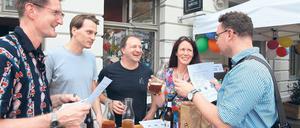 Vielfalt in Einheit. Die meisten Biere in Eike Neubarths Geschäft (l.) sind nach dem Reinheitsgebot gebraut, enthalten also nur Hopfen, Malz, Hefe und Wasser. Trotzdem variieren die 120 Sorten, die man am Samstag auch probieren konnte, stark im Geschmack.