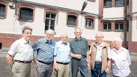 Erinnerung weitergeben. Sie alle waren im Gulag in Workuta und trafen sich nun in der Gedenkstätte Lindenstraße. Heini Fritsche (3.v.r.) war hier damals inhaftiert. Frieder Wirth (2.v.l.) wurde im ehemaligen KGB-Gefängnis Leistikowstraße verurteilt.