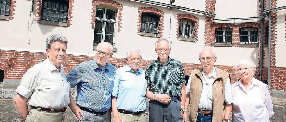 Erinnerung weitergeben. Sie alle waren im Gulag in Workuta und trafen sich nun in der Gedenkstätte Lindenstraße. Heini Fritsche (3.v.r.) war hier damals inhaftiert. Frieder Wirth (2.v.l.) wurde im ehemaligen KGB-Gefängnis Leistikowstraße verurteilt.