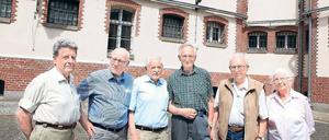 Erinnerung weitergeben. Sie alle waren im Gulag in Workuta und trafen sich nun in der Gedenkstätte Lindenstraße. Heini Fritsche (3.v.r.) war hier damals inhaftiert. Frieder Wirth (2.v.l.) wurde im ehemaligen KGB-Gefängnis Leistikowstraße verurteilt.