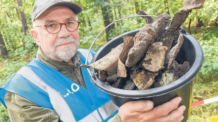 Spurensuche. Hobbyforscher Gerhard Kaminski zeigt in einem Waldstück bei Briesen (Oder-Spree) einen Eimer mit ersten Fundstücken von einem sowjetischen Kampfflugzeug IL-2, das hier im Zweiten Weltkrieg abstürzte. Luftfahrtarchäologen waren über Zeitzeugenangaben auf den Fund gestoßen.