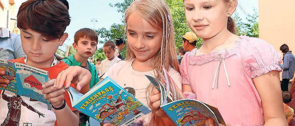 Gute Lektüre. Im Ferienpass finden Kinder Tipps für die schulfreie Zeit.