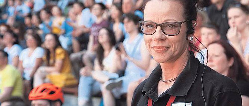 Berufserschreckerin. Sandra Pfaffenroth vor Publikum im Filmpark.