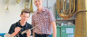 Vater und Sohn. Martin (r.) und Lukas Schmidt reparieren und bauen in ihrer Werkstatt unterhalb des Pfingstbergs Blechblasinstrumente aller Art. Noch zu DDR-Zeiten gelang es dem Vater, eine eigene Firma zu gründen – im Holländischen Viertel, das lange das Mekka der hiesigen Instrumentenbauerszene war.