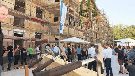Ritual. Beim Richtfest im Brunnenviertel wurde gehämmert und gefeiert.