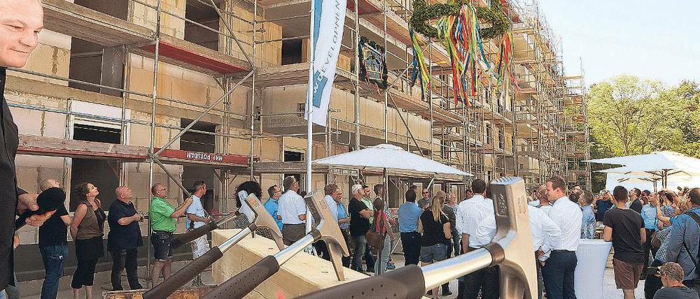 Ritual. Beim Richtfest im Brunnenviertel wurde gehämmert und gefeiert.