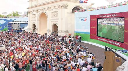 Bis an den Rand. Beim Public Viewing zur Heim-WM 2006 war der Platz vor dem Potsdamer Brandenburger Tor mit fußballbegeisterten Potsdamern gefüllt – viele hatten sich in den Nationalfarben gekleidet.