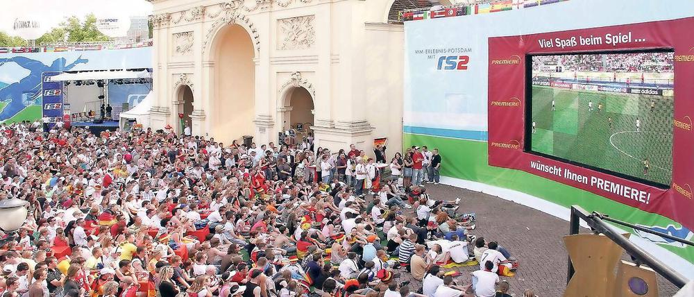 Bis an den Rand. Beim Public Viewing zur Heim-WM 2006 war der Platz vor dem Potsdamer Brandenburger Tor mit fußballbegeisterten Potsdamern gefüllt – viele hatten sich in den Nationalfarben gekleidet.