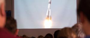 Potsdam: Besucher des Planetariums in Potsdam verfolgen die Live-Übertragung des Raketenstarts von Alexander Gerst ins All.