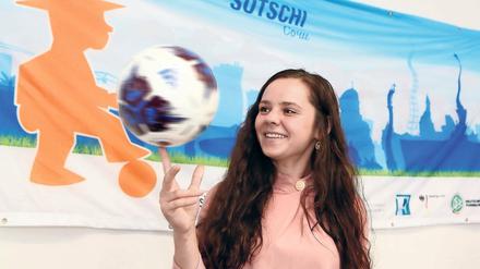 Aufgeregt. Am Freitag geht es für Katharina Klassen nach St. Petersburg. Die 22-Jährige ist Mitglied des Organisationsteams für die Straßenfußball-Tour. In drei russischen Städten wird die Brandenburgische Sportjugend deutsche und russische Sportler mit Fußball-Turnieren zusammenbringen.