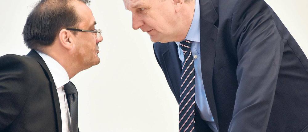 Im Vertrauen? Brandenburgs Ministerpräsident Dietmar Woidke im intensiven Dialog mit seinem Landwirtschaftsminister Jörg Vogelsänger (beide SPD). Vogelsänger steht schon länger in der Kritik, bislang lässt Woidke ihn jedoch gewähren. Ob das so bleibt, scheint offen.