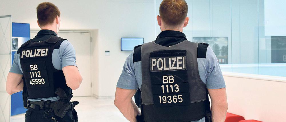 Streng bewacht. Im und vor dem Landtag in Potsdam sicherten Polizisten am Montag den NSU-Untersuchungsausschuss. Die Gefahr von Racheakten aus der rechten Szene an dem Zeugen und früheren V-Mann „Piatto“ ist nach wie vor groß.