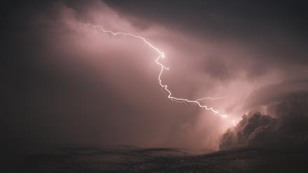 Der Deutsche Wetterdienst hatte bereits am Samstagmorgen auf eine Wetterlage in Potsdam "mit hohem Unwetterpotential" hingewiesen.