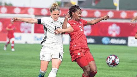 Auffällig. Svenja Huth (l.) machte ein starkes Spiel in Kanada.