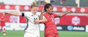 Auffällig. Svenja Huth (l.) machte ein starkes Spiel in Kanada.