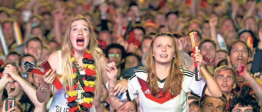 Siege feiern und Niederlagen betrauern macht man am besten gemeinsam. Für jeden Fußballfan gibt es den passenden Rahmen – ob ganz groß auf der Straße des 17. Juni, in luftigen Höhen mit Ausblick oder mit der ganzen Familie am Spielplatz.