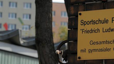 Einfahrt zum Gelände der Sportschule Friedrich Ludwig Jahn in Potsdam. Die Staatsanwaltschaft Potsdam ermittelt wegen sexueller Nötigung gegen zwei Schüler der Sportschule.