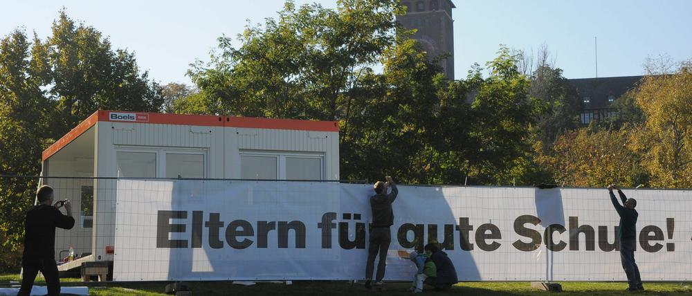 Jugendliche und Eltern haben am Montag in Potsdam auf einer Wiese vor dem Landtag ihr Bildungscamp aufgebaut. Bis zur Entscheidung des Landtages zum Haushaltgesetz wollen Schüler, Lehrer und Eltern in dem Camp aus Zelten und Containern gegen die drohenden Kürzungen bei der Bildung protestieren.