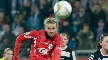 Potsdams Viola Odebrecht (l.) spielt den Ball neben Glasgows Clare Gemmel.Am Ende stand es in einem einsetigen Spiel 10:0 für Potsdam.