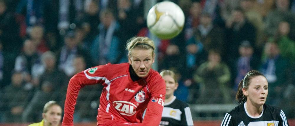 Potsdams Viola Odebrecht (l.) spielt den Ball neben Glasgows Clare Gemmel.Am Ende stand es in einem einsetigen Spiel 10:0 für Potsdam.